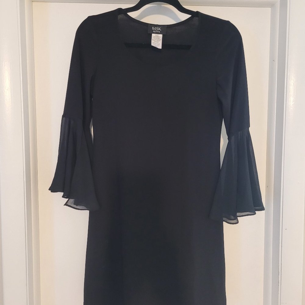 Short dress with flared sleeves